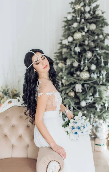 Жінка в весільній сукні на різдвяному інтер'єрі — стокове фото