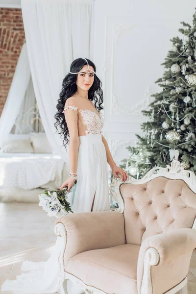 Frau im Hochzeitskleid bei der Weihnachtsfeier — Stockfoto
