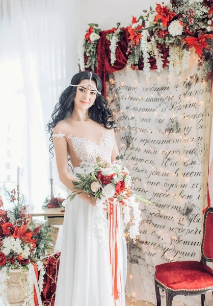 Jeune femme en robe de mariée — Photo