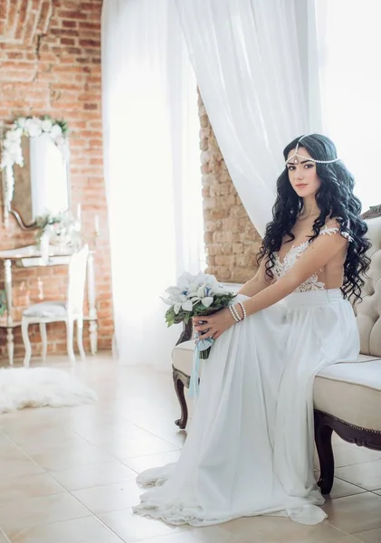 Jeune femme en robe de mariée — Photo