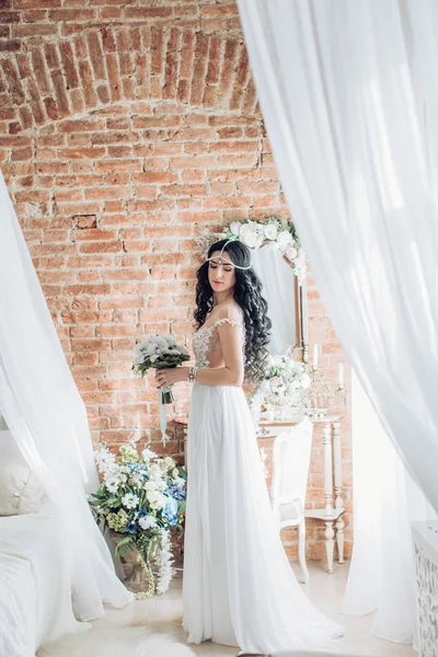 Jovem mulher em vestido de noiva — Fotografia de Stock