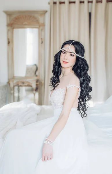 Молодая женщина в свадебном платье — стоковое фото
