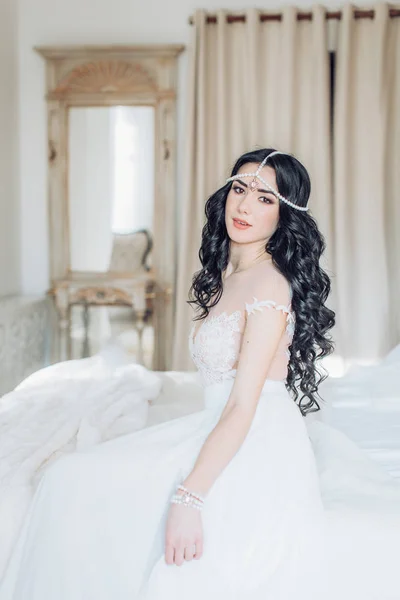 Junge Frau im Hochzeitskleid — Stockfoto