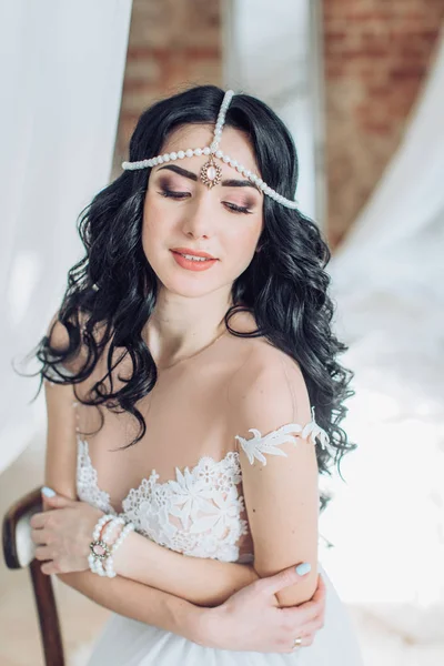 Jovem mulher em vestido de noiva — Fotografia de Stock