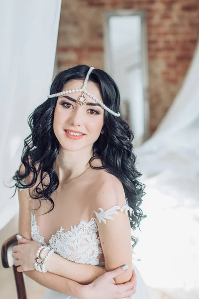 Junge Frau im Hochzeitskleid — Stockfoto