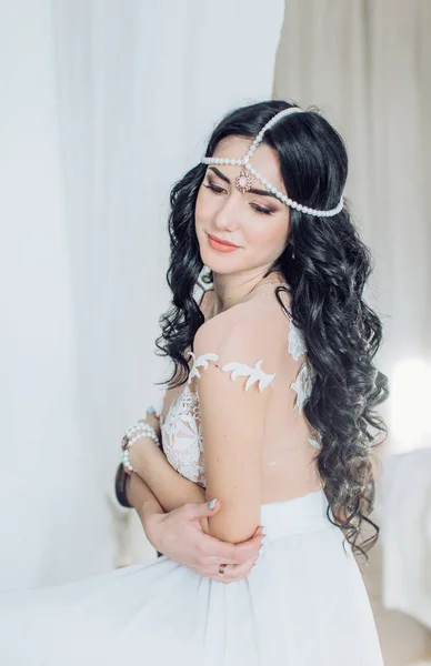 Junge Frau im Hochzeitskleid — Stockfoto