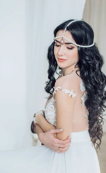 Jovem mulher em vestido de noiva — Fotografia de Stock