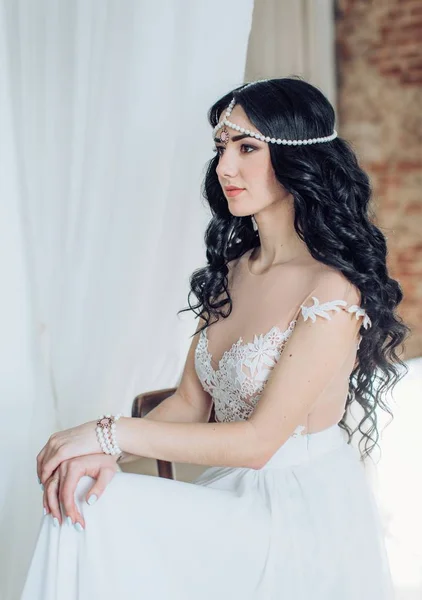 Jovem mulher em vestido de noiva — Fotografia de Stock