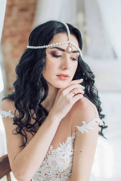 Giovane donna in abito da sposa — Foto Stock