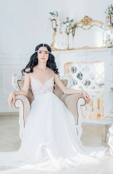 Junge Frau im Hochzeitskleid — Stockfoto