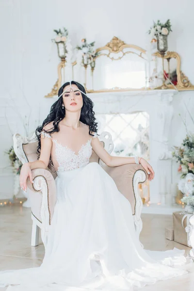 Mujer joven en vestido de novia —  Fotos de Stock