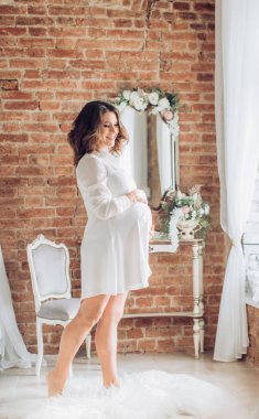 makyaj ile güzel bir hamile kadın 