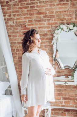 makyaj ile güzel bir hamile kadın 