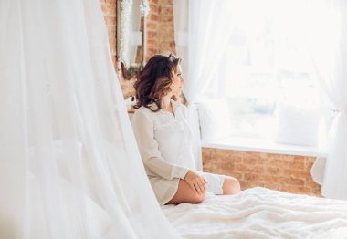 makyaj ile güzel bir hamile kadın 