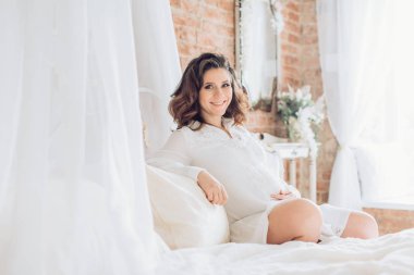 makyaj ile güzel bir hamile kadın 