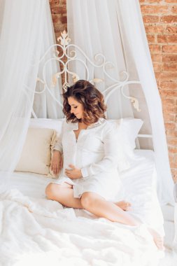 makyaj ile güzel bir hamile kadın 