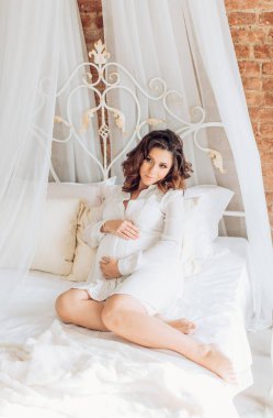 makyaj ile güzel bir hamile kadın 