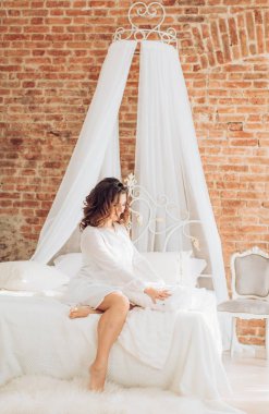 makyaj ile güzel bir hamile kadın 