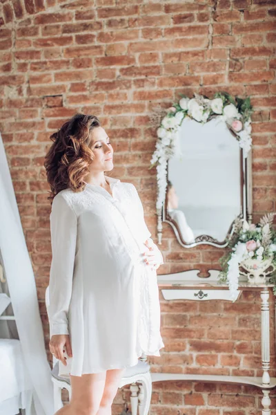 Hermosa mujer embarazada con maquillaje — Foto de Stock