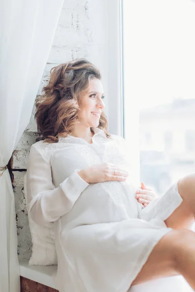 Bela mulher grávida com maquiagem — Fotografia de Stock