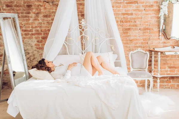 makyaj ile güzel bir hamile kadın 