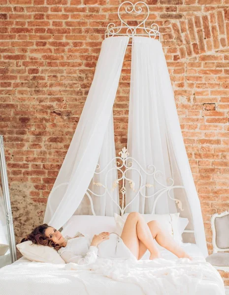 makyaj ile güzel bir hamile kadın 