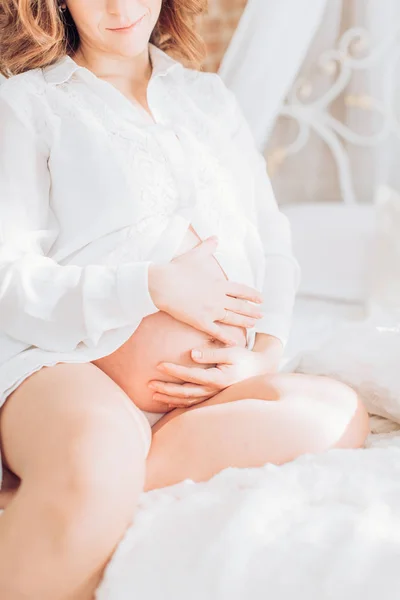 Hermosa mujer embarazada con maquillaje — Foto de Stock