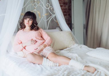 Güzel hamile kadın. 