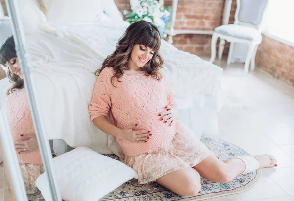 Güzel hamile kadın. 