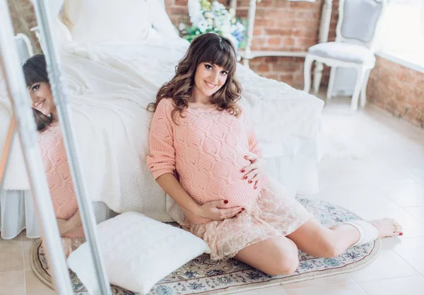 Güzel hamile kadın. 