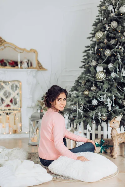 Jonge vrouw in mooie jurk — Stockfoto