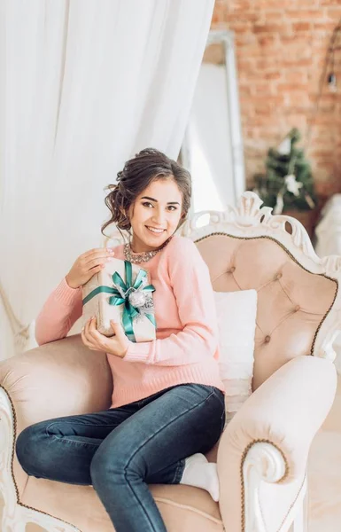 Junge Frau in schönem Kleid — Stockfoto