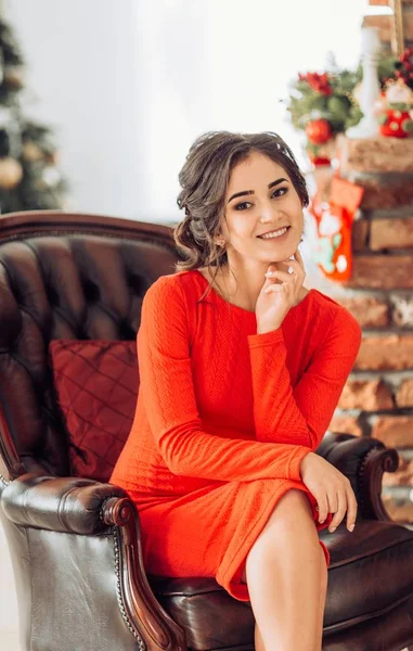 Jonge vrouw in mooie jurk — Stockfoto