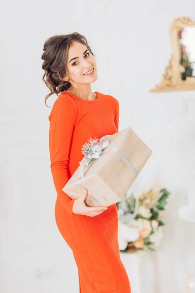 Fiatal nő gyönyörű ruha — Stock Fotó