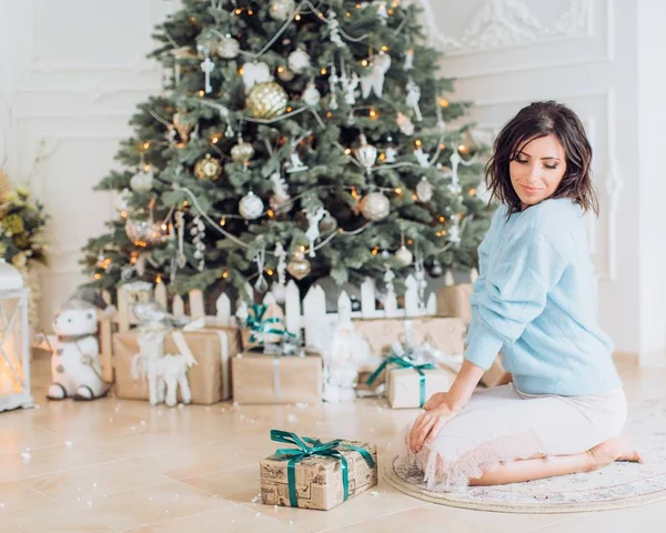 Jonge vrouw ik op de kerst-interieur — Stockfoto