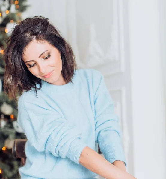 Jonge vrouw ik op de kerst-interieur — Stockfoto