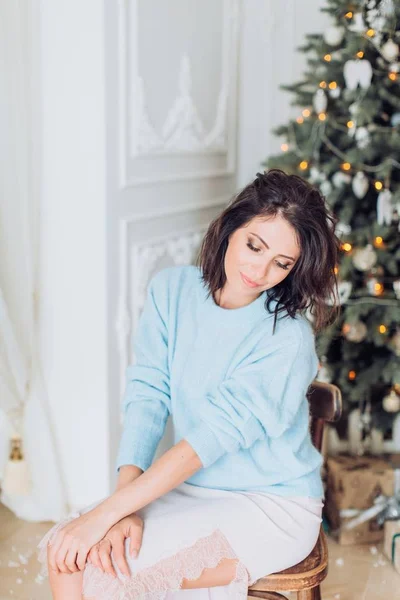 Jonge vrouw ik op de kerst-interieur — Stockfoto