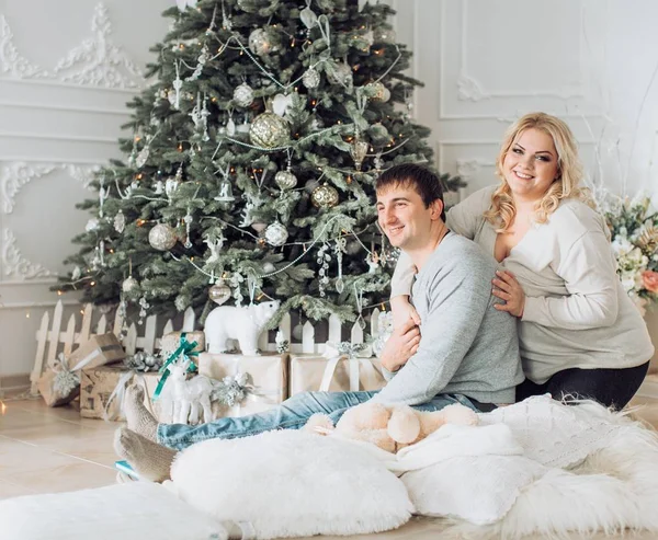 クリスマスのインテリアで幸せなカップル — ストック写真