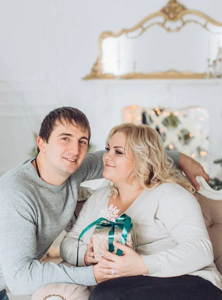 Feliz pareja en el interior de Navidad —  Fotos de Stock