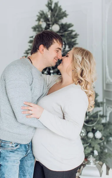 Feliz pareja en el interior de Navidad —  Fotos de Stock