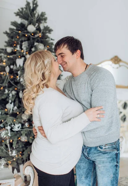 Feliz pareja en el interior de Navidad —  Fotos de Stock