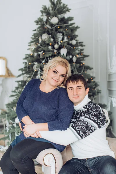 Feliz pareja en el interior de Navidad — Foto de Stock