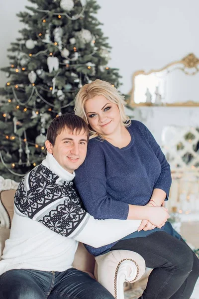 Ευτυχισμένο ζευγάρι στο εσωτερικό Χριστούγεννα — Φωτογραφία Αρχείου
