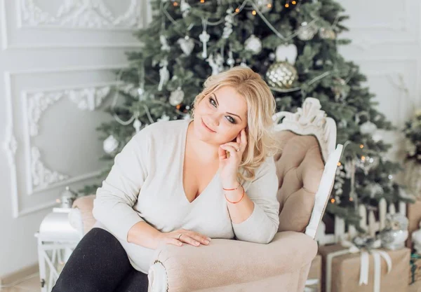 Блондинка в рождественском интерьере — стоковое фото