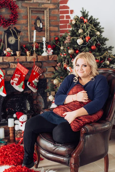 Blonde Frau im Weihnachtsinterieur — Stockfoto