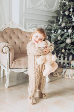 kız Noel ağacı arka plan üzerinde