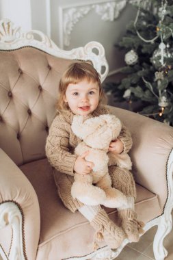 kız Noel ağacı arka plan üzerinde