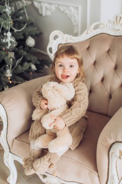 kız Noel ağacı arka plan üzerinde