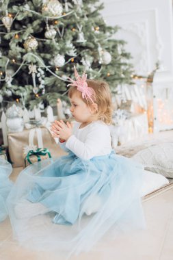 kız Noel ağacı arka plan üzerinde