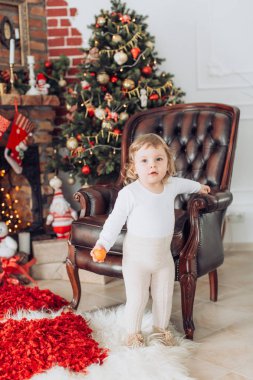 kız Noel ağacı arka plan üzerinde